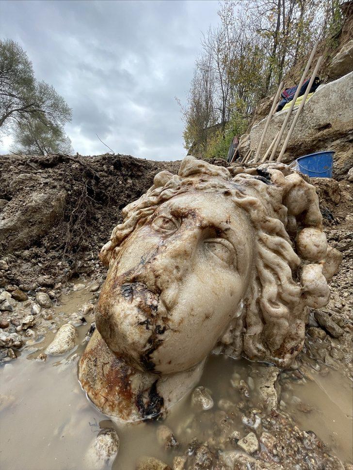 Aizanoi Antik Kenti kazısında "Afrodit" ve "Dionysos" heykel başları bulundu G3