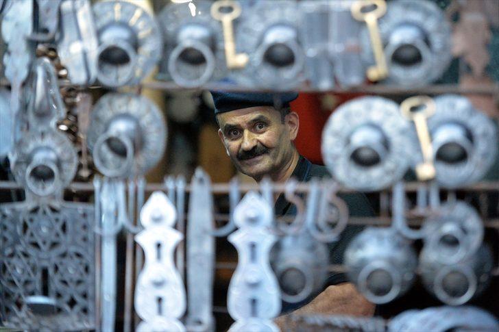 Demirci "Hüseyin usta"nın ürünleri tarihi konakların kapı ve pencerelerini süslüyor G1