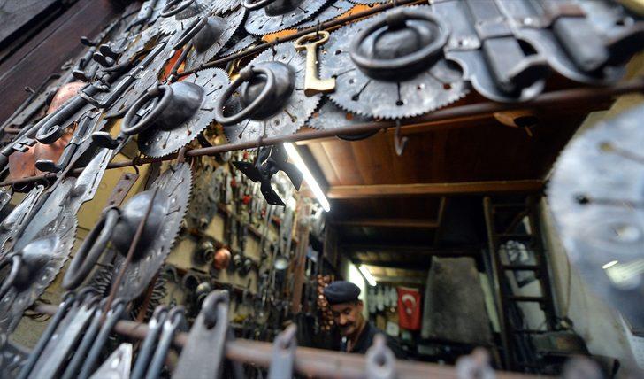 Demirci "Hüseyin usta"nın ürünleri tarihi konakların kapı ve pencerelerini süslüyor G2