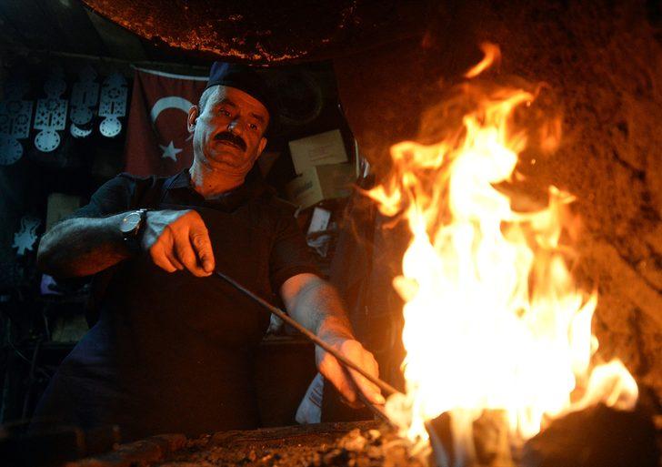 Demirci "Hüseyin usta"nın ürünleri tarihi konakların kapı ve pencerelerini süslüyor G3