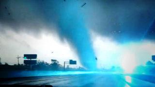 ABD'de dev hortum ortalığı savaş alanına çevirdi