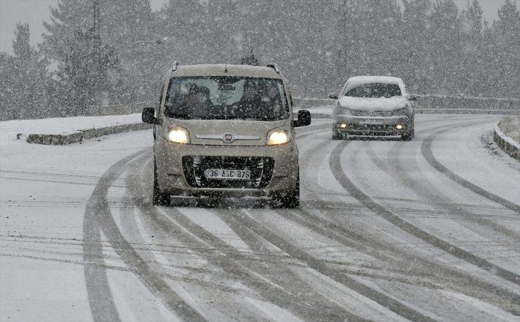 Kars ve Ardahan'da kar yağışı etkili oluyor G3