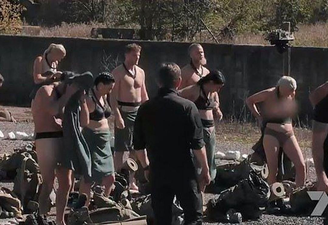 Talimatla soyundular sans&uuml;rs&uuml;z yayınladılar!