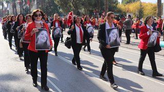 Denizli'deki geçit töreninde öldürülen Şebnem Şirin'in fotoğrafları taşındı