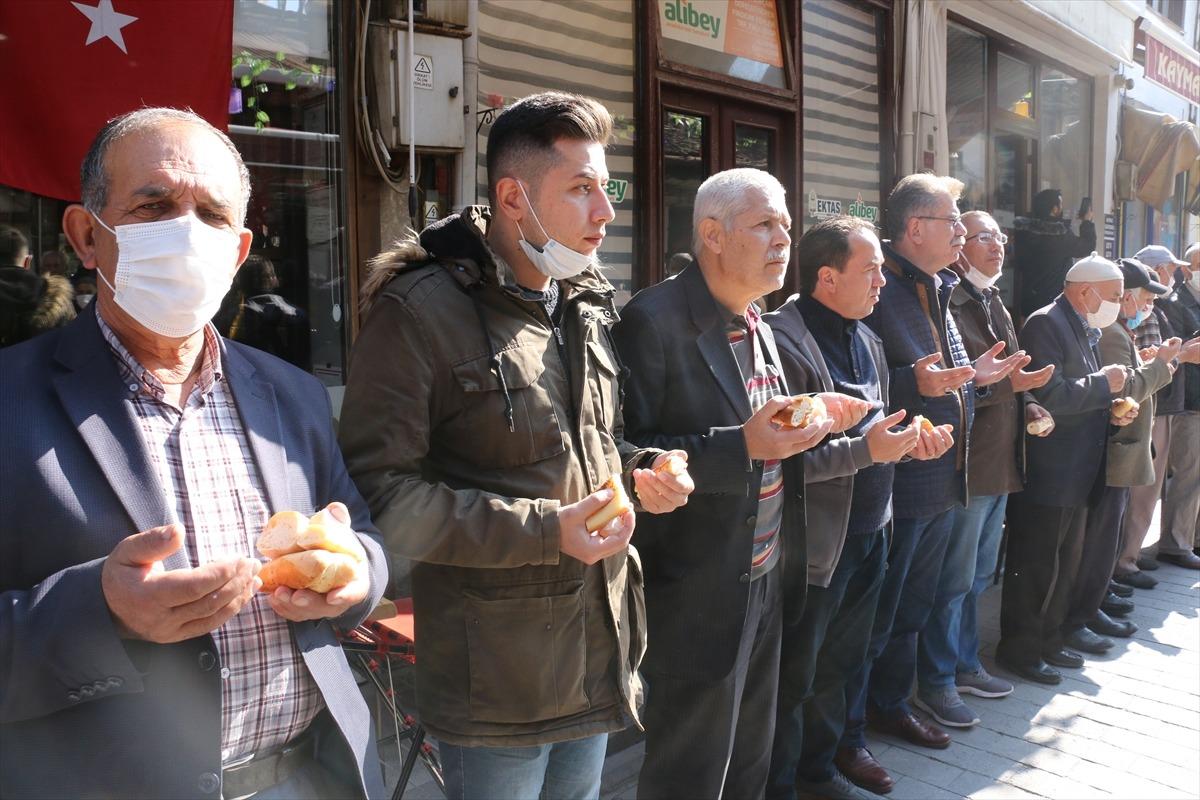 Bolu'da 7 asırdır her cuma yapılan esnaf duası geleneği s&uuml;rd&uuml;r&uuml;l&uuml;yor