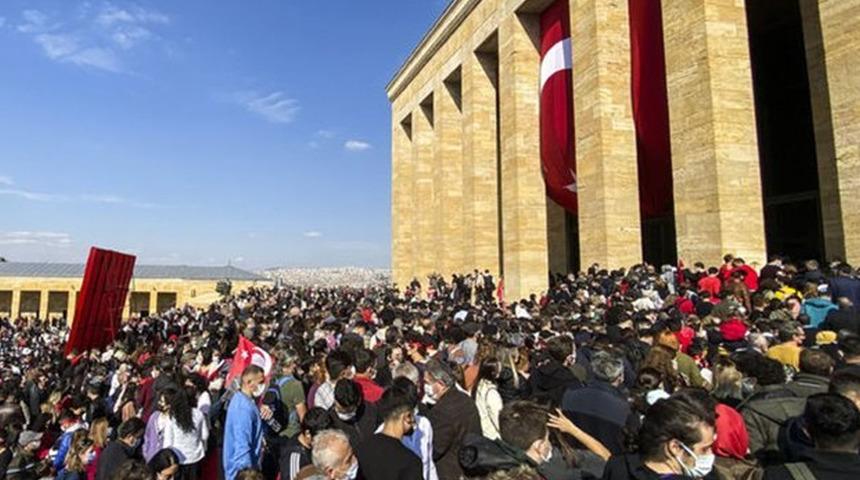7'den 70'e binlerce kişi Anıtkabir'e akın etti