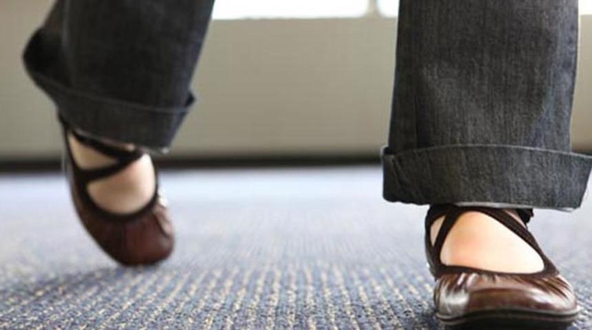 Her bin kişiden üçü düz taban