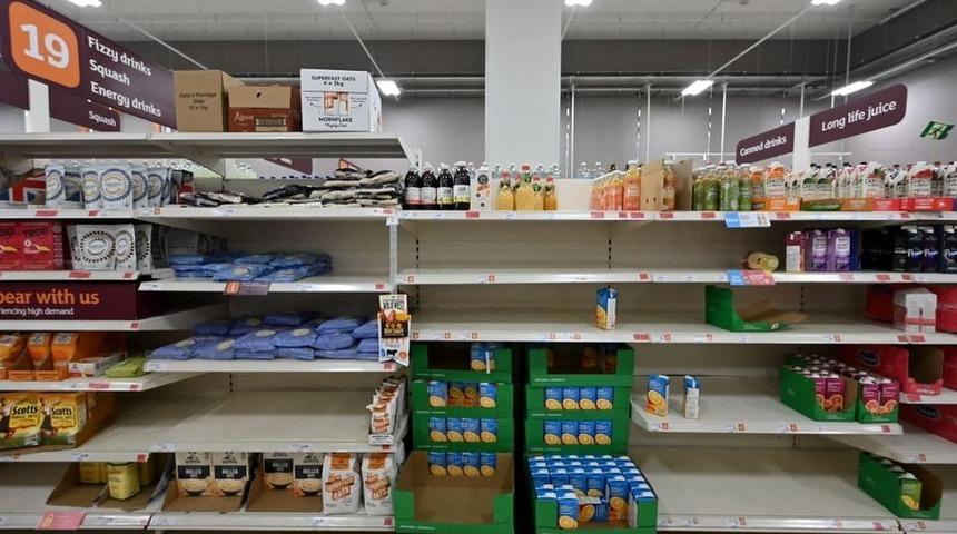 İngiltere'de s&uuml;permarket raflarının bazen boş kalmasının sebepleri neler?