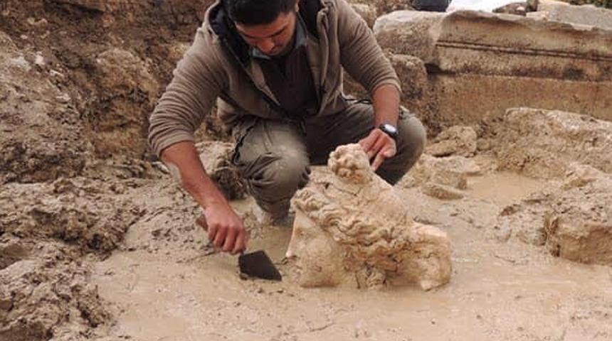 Kütahya’da "Afrodit" ile “Dionysos" heykelinin baş kısmı gün yüzüne çıkarıldı