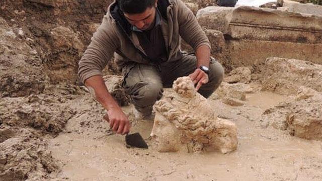 Kütahya’da Afrodit ile “Dionysos heykelinin baş kısmı gün yüzüne çıkarıldı