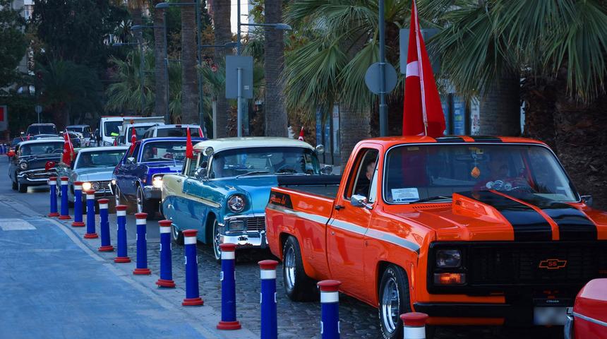 Bayram coşkusunu klasik otomobillerle yaşadılar