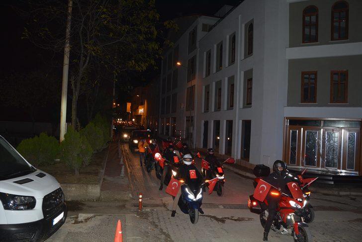 İnebolu'da düzenlenen fener alayında kadınlar şehit Şerife Bacı kıyafetleriyle yürüdü G1