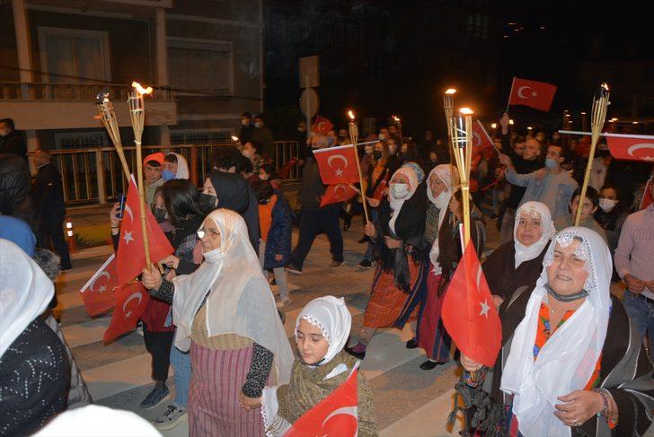 İnebolu'da düzenlenen fener alayında kadınlar şehit Şerife Bacı kıyafetleriyle yürüdü G3