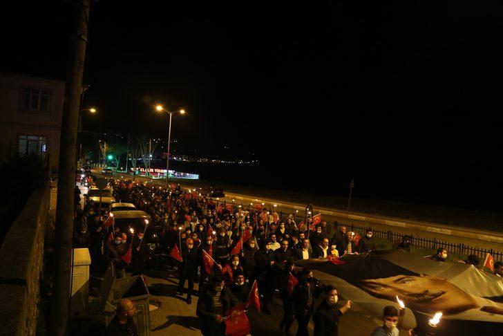 İnebolu'da düzenlenen fener alayında kadınlar şehit Şerife Bacı kıyafetleriyle yürüdü G4