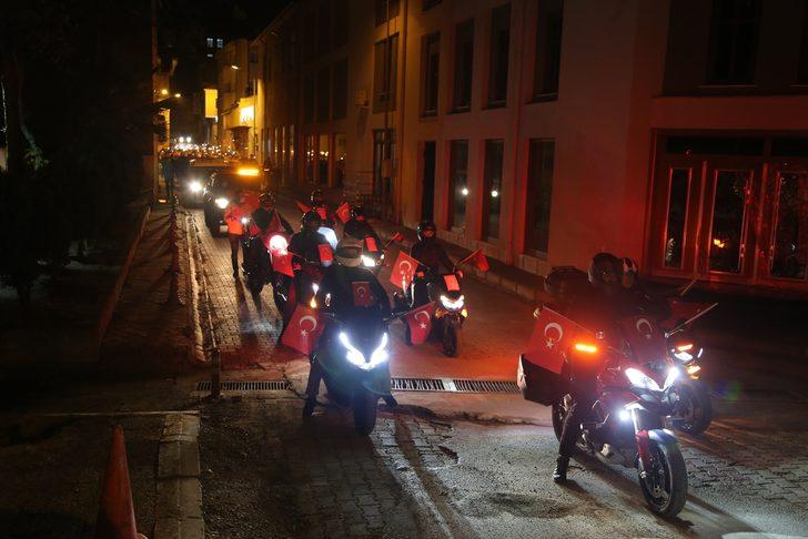 İnebolu'da düzenlenen fener alayında kadınlar şehit Şerife Bacı kıyafetleriyle yürüdü G2