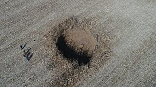 20 metre çapında, 12 metre derinliğinde! Mahallede korku var