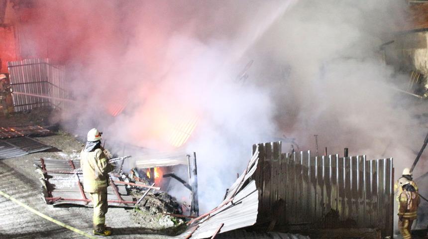 Kağıthane'de faciadan dönüldü! İşçilerin kaldığı konteynerler yandı