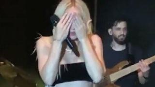 Gülşen konserinde Galatasaray'a küfür! Ünlü popçu ne yapacağını bilemedi