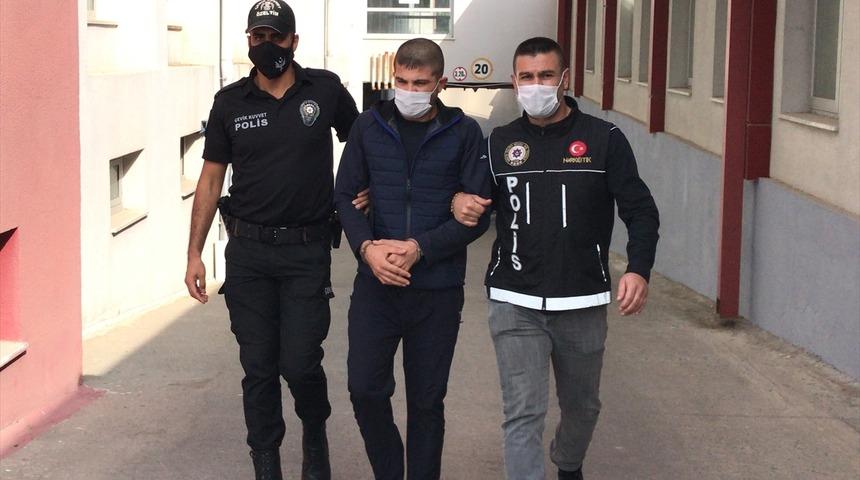 Adana'da sokakta uyuşturucu sattığı öne sürülen zanlı tutuklandı