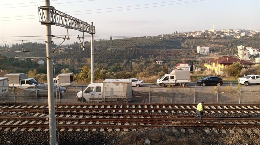 Kocaeli'de boş yolcu treninin raydan çıkan 2 vagonu kaldırıldı