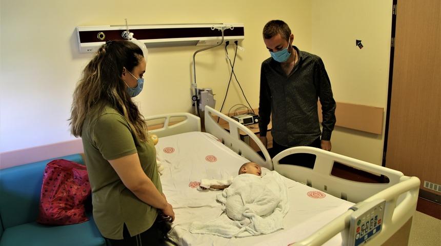 Kovid-19'u aşı sayesinde hafif atlatan hemşire çiftten aşı çağrısı