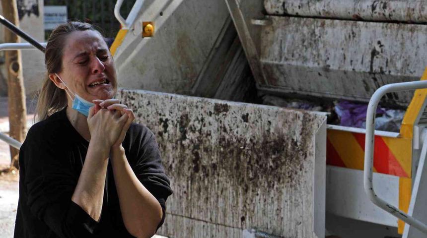 Battaniyeyle gömdüğü köpeğini çöp kamyonunda görünce çılgına döndü