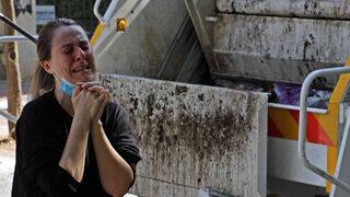 Battaniyeyle gömdüğü köpeğini çöp kamyonunda görünce çılgına döndü