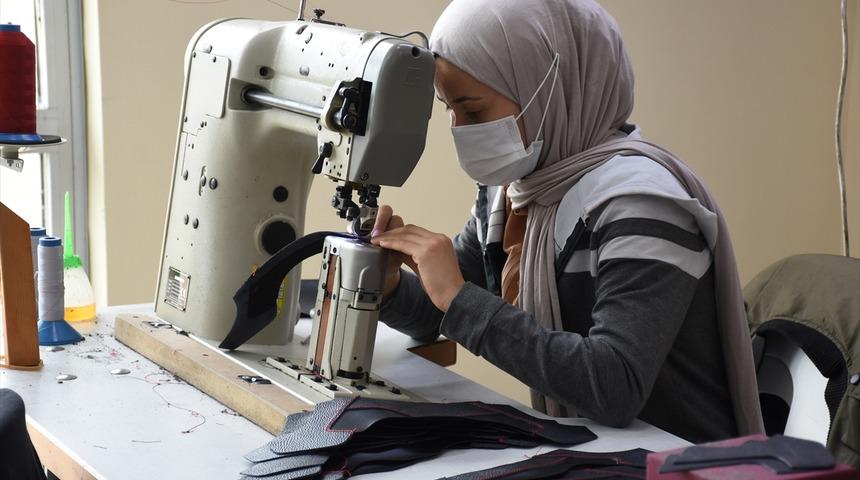 Bartın'da dar gelirliler evlerine gönderilen makinelerle ayakkabı üretimine katkı sağlıyor