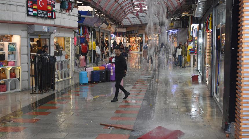 Marmaris'te 15 dakika sağanak yağdı, Kapalı &Ccedil;arşı'yı su bastı