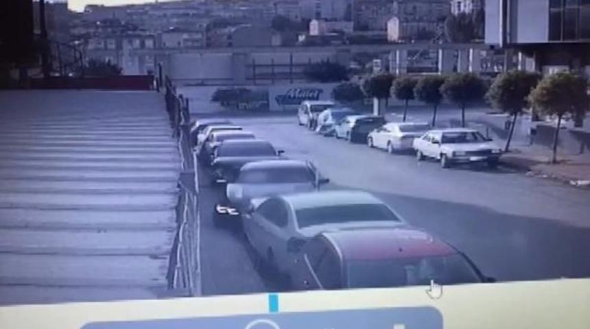 Şoke eden görüntü! Ortalığı birbirine kattı, kız arkadaşını alıp kaçtı