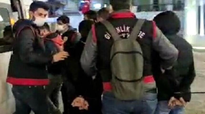Sosyal medyada 'muz yiyerek' paylaşım yapan 8 Suriyeliye gözaltı