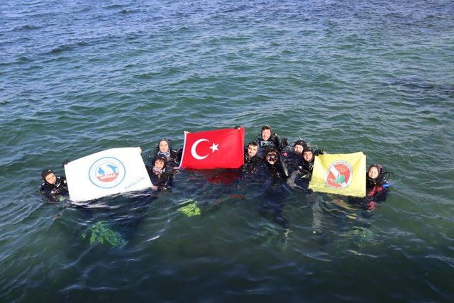 29 Ekim Cumhuriyet Bayramı'nda genç dalgıçlardan anlamlı hareket! Denizden kilolarca çöp topladılar