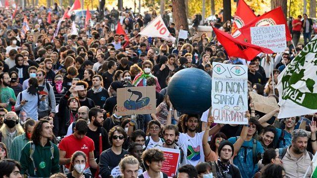 İklim aktivistleri Roma'da zirveye eş zamanlı protesto gösterisi düzenliyor.