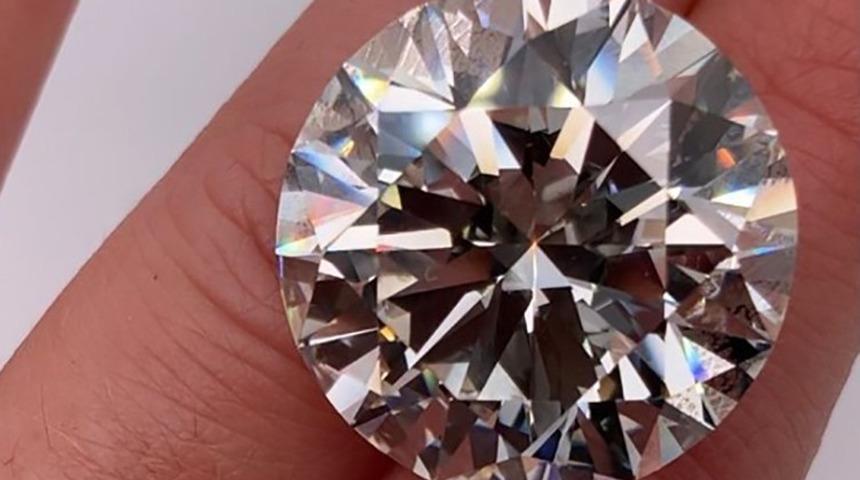 Temizlik sırasında evde 2.7 milyon dolarlık elmas yüzük buldu
