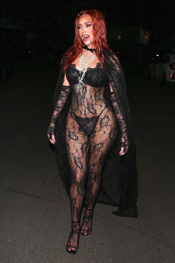 Seksi vampir Anastasia Karanikolaou! Bir de arkasını görün G5