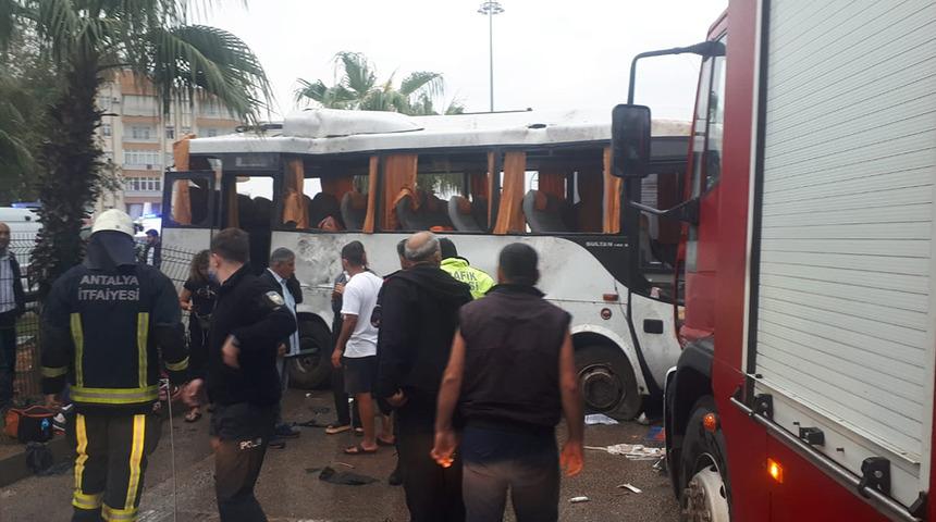 Antalya'da turistleri taşıyan midibüs takla attı: 2'si çocuk 8 kişi yaralandı