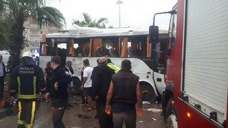 Antalya'da turistleri taşıyan midibüs takla attı: 2'si çocuk 8 kişi yaralandı