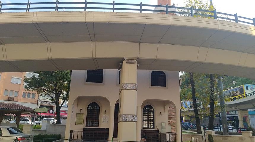 Bursa'da yolu olmayan caminin konumunu gören şaşırıyor 