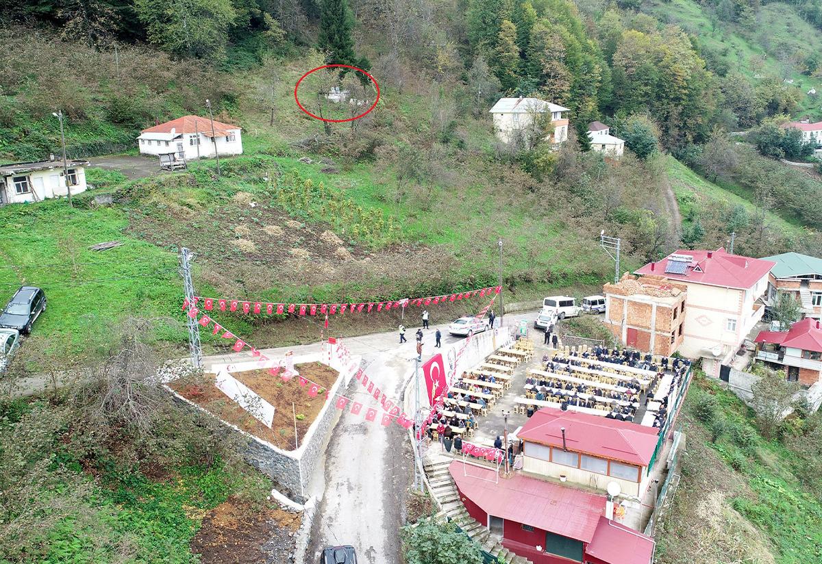 Şehit mezarı fark edilsin diye 100 metre yakınına anıt dikildi