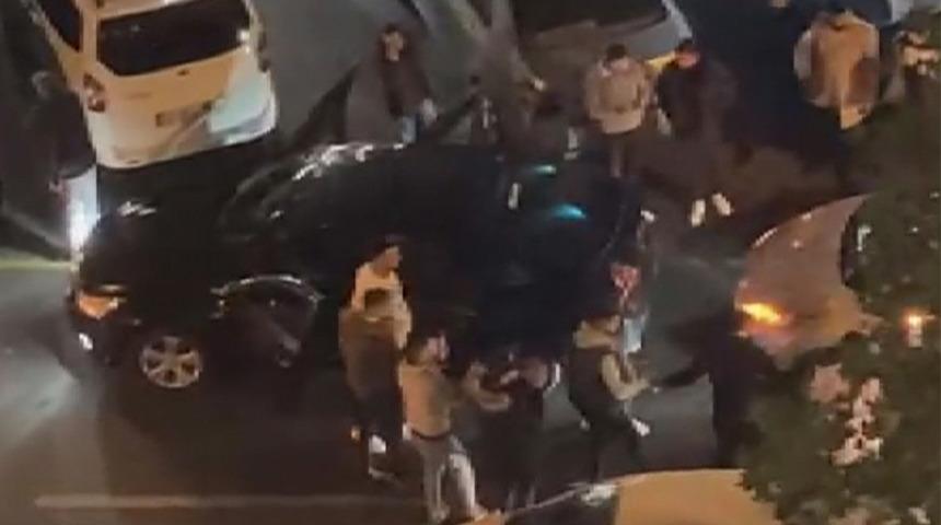 Beyoğlu'nda şaşırtan anlar! Trafiğin ortasında halay çektiler