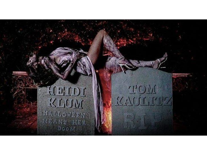 Dua Lipa kalçasına kadar olan dekoltesini göstermek için yerlere yattı G2