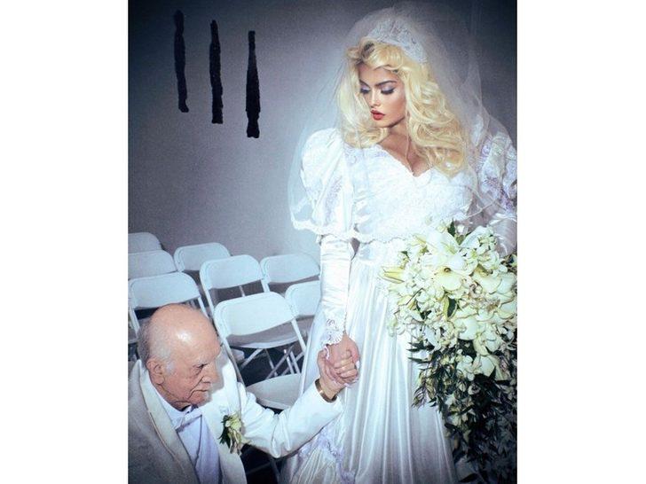 Dua Lipa kalçasına kadar olan dekoltesini göstermek için yerlere yattı G4