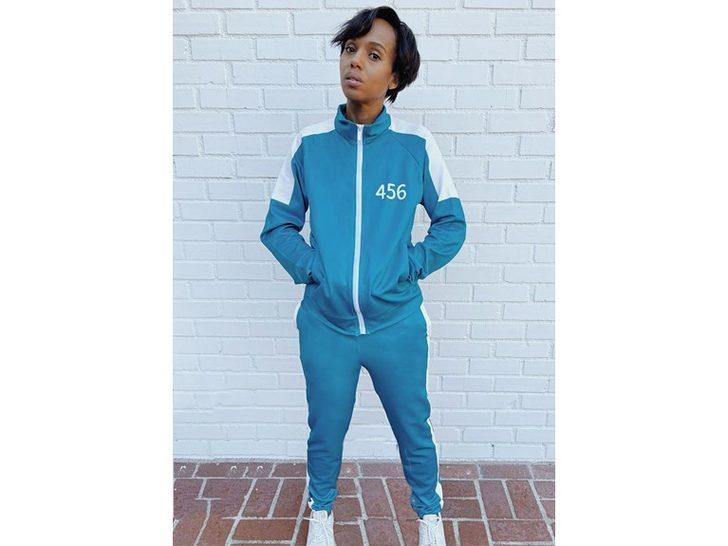 Dua Lipa kalçasına kadar olan dekoltesini göstermek için yerlere yattı G5