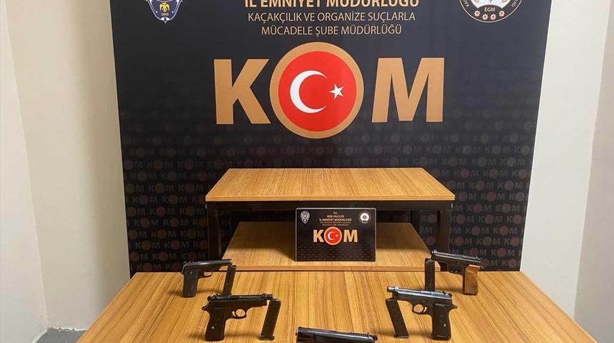 Rize'de el yapımı ruhsatsız silahlarla yakalanan 2 ş&uuml;pheli tutuklandı