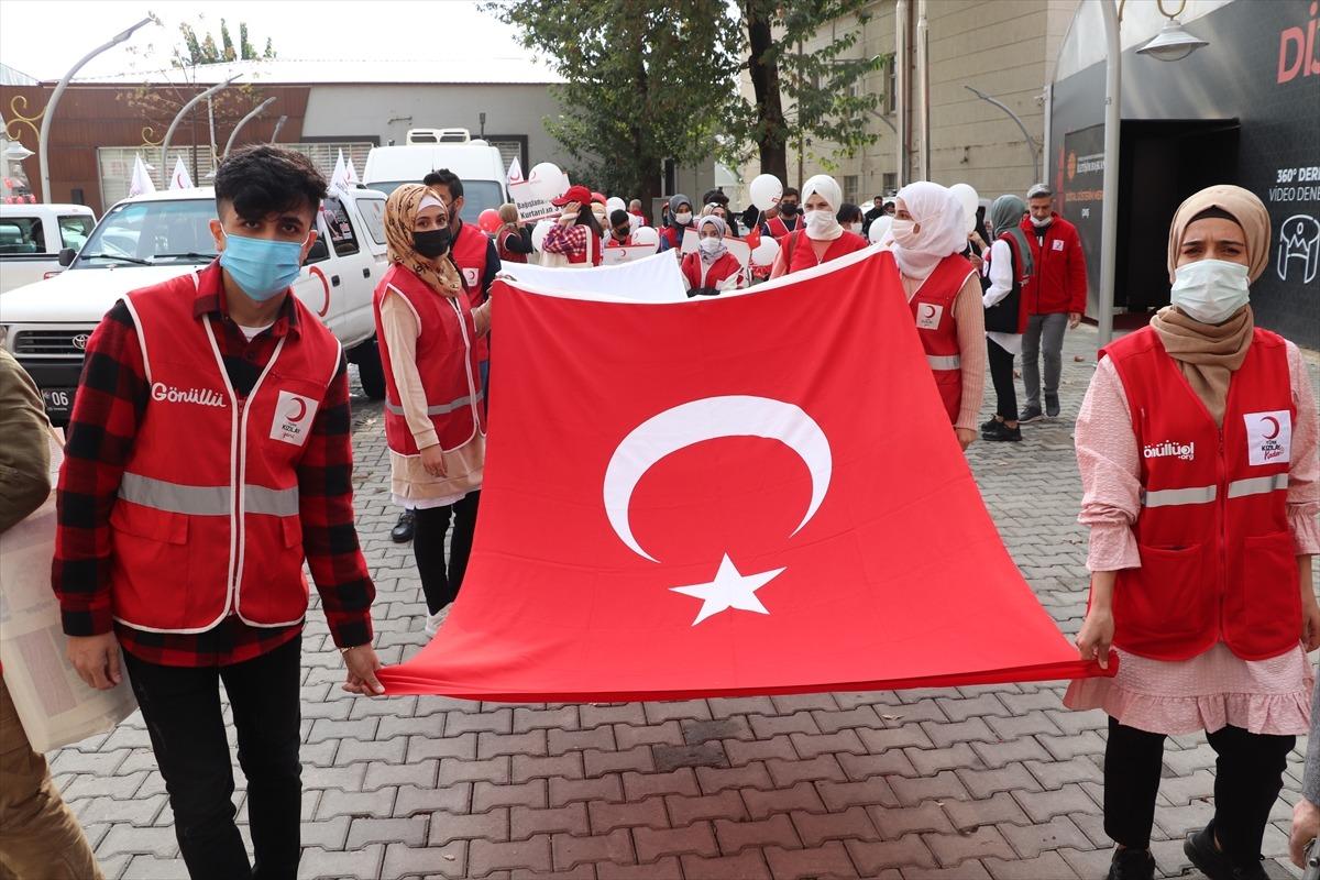 T&uuml;rk Kızılay Siirt şubesinden "iyilik" sloganıyla farkındalık y&uuml;r&uuml;y&uuml;ş&uuml;