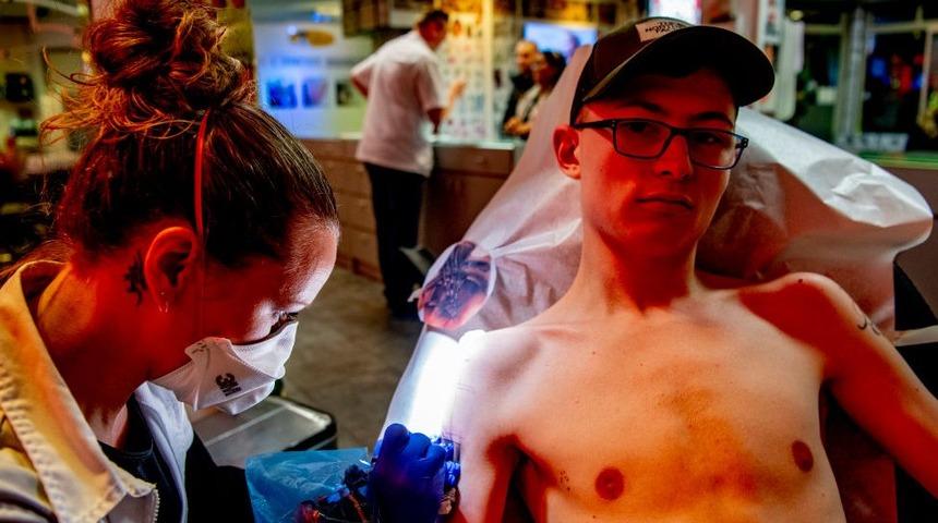 AB'den dövme ve kalıcı makyaj konusunda yeni kurallar: Mavi ve yeşil skalasındaki iki mürekkep yasaklanıyor