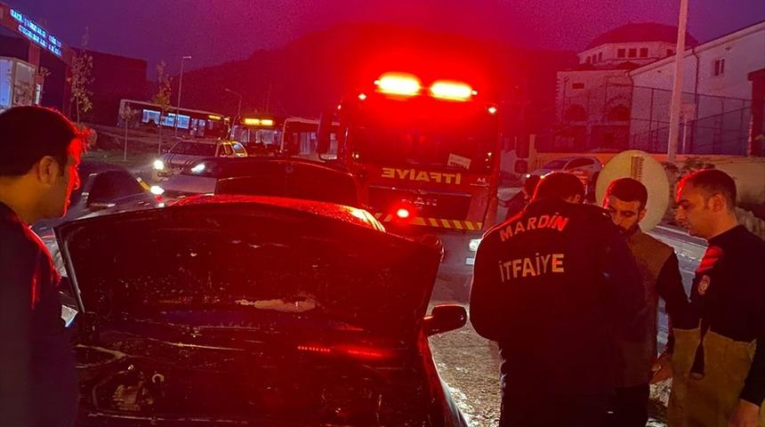 Mardin'de seyir halindeki otomobil yandı