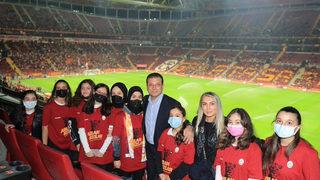 İmamoğlu, Galatasaray’ın maçını ilk kez stadyuma giden kız çocuklarıyla birlikte izledi