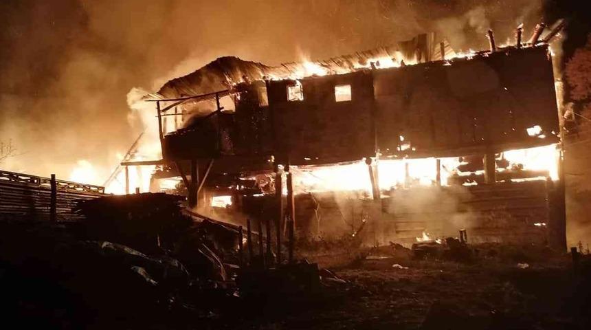 Kastamonu’da bir ev, bir ahır ve üç samanlık küle döndü