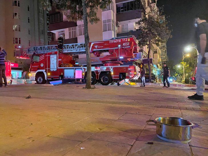 Adana'da oturduğu evi yakarak eşyaları balkondan atan genç gözaltına alındı G1